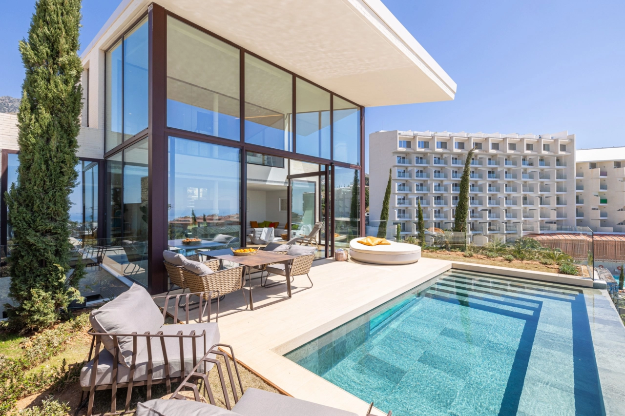 Et fantastisk privat basseng og en terrasse, designet for å nyte det herlige klimaet i Sør-Spania.