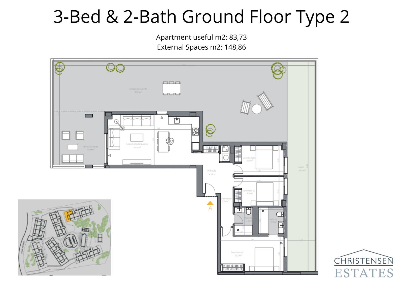 En stor tre-roms leilighet i første etasje med en imponerende omkransende terrasse og hageareal.