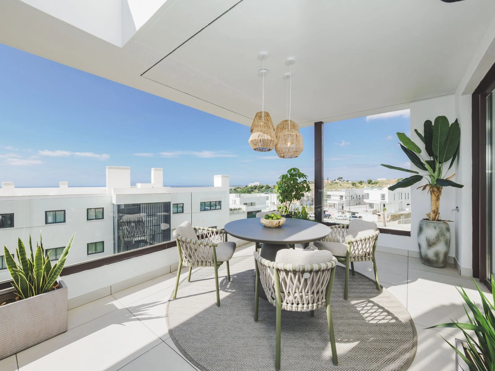 Spis middag med venner og familie på din romslige terrasse, mens du nyter panoramautsikt over Middelhavet.