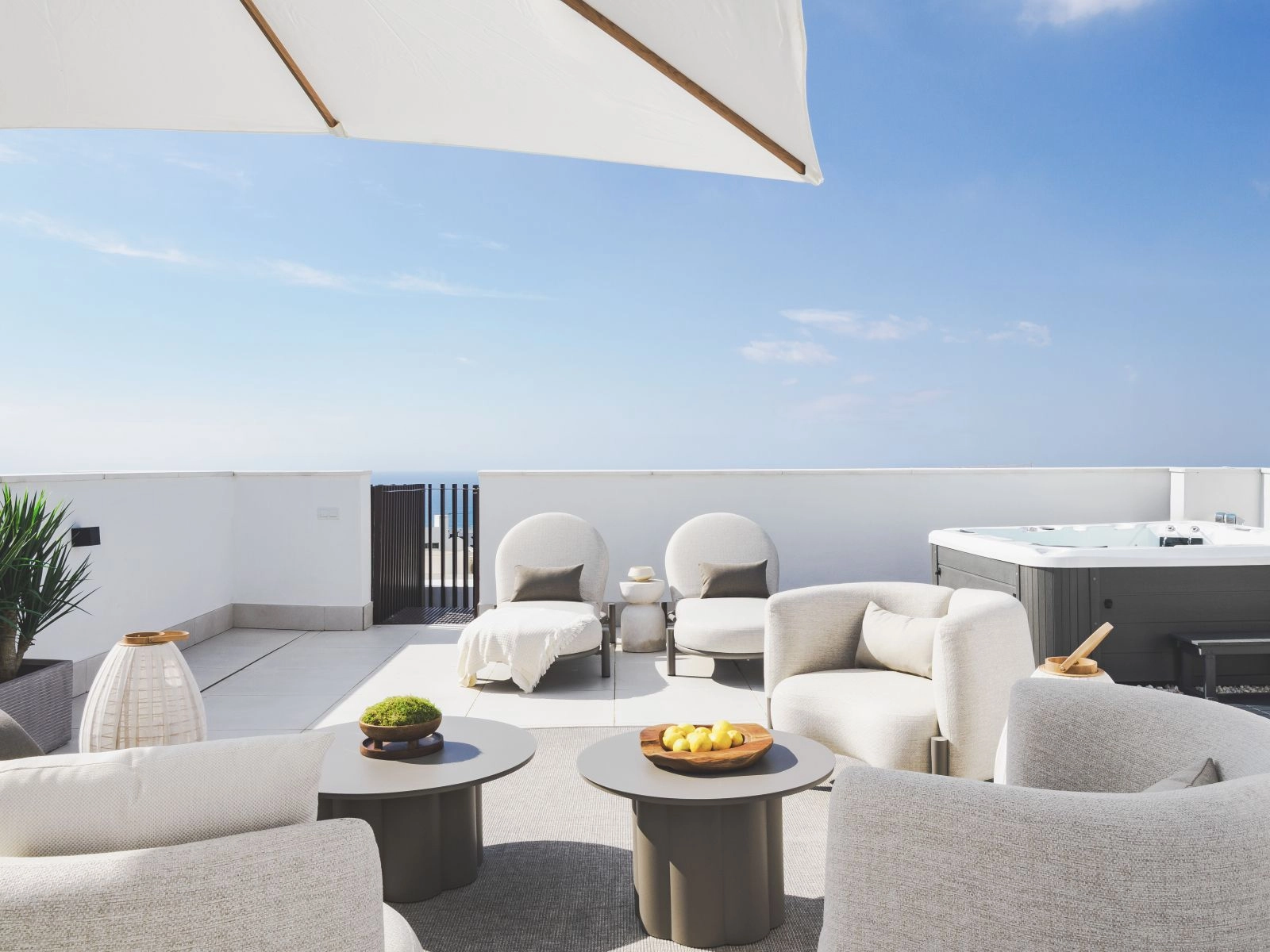 Taksolariumet tilbyr et privat sted for soling og avslapning, med utrolig utsikt over Costa del Sol.