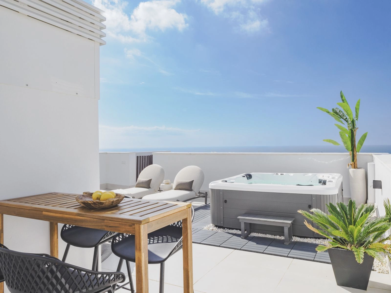 Penthouse-terrassene inkluderer et moderne boblebad, perfekt for avslapning under den spanske solen.