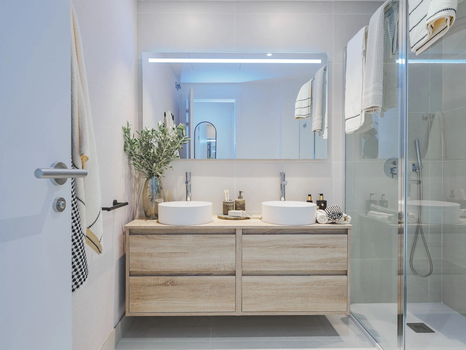 Hovedbadet har moderne design med dobbel servant og armatur av høy kvalitet.