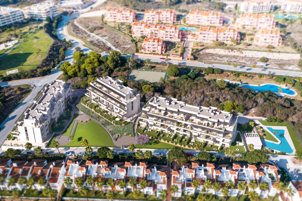 Et flyfoto av det moderne boligkomplekset, perfekt integrert i det grønne landskapet på Costa del Sol.