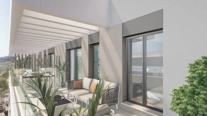 Romslige terrasser er designet for å nyte middelhavsklimaet og utendørslivet.