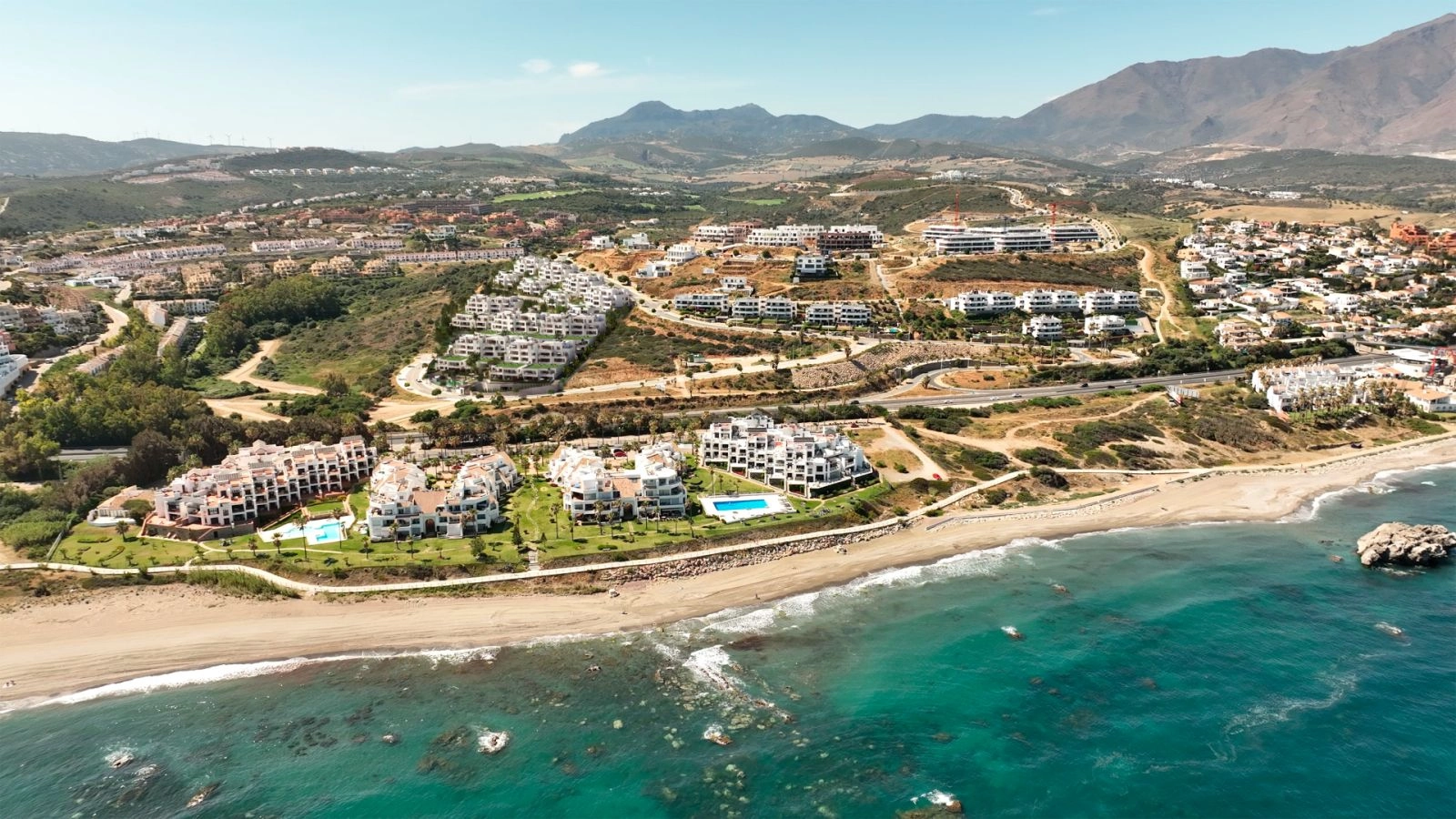 En uslåelig beliggenhet på Costa del Sol, kun et steinkast fra de vakre middelhavsstrendene.