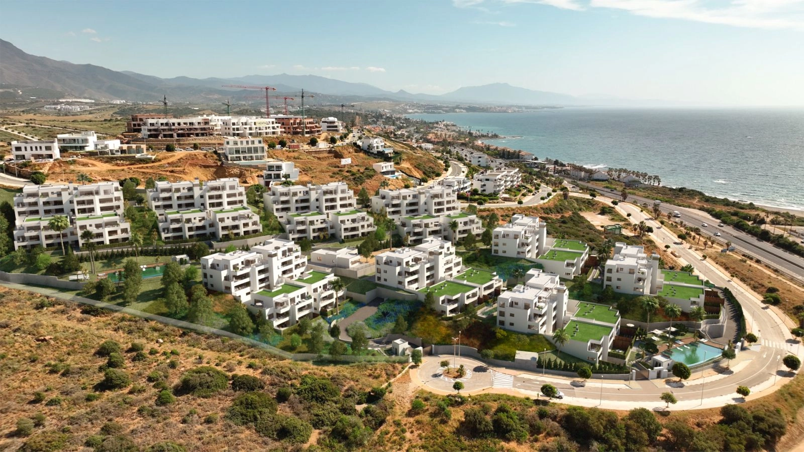Oppdag en privilegert beliggenhet mellom fjellene og havet, som tilbyr en eksepsjonell livsstil på Costa del Sol.