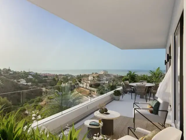 Romslige private terrasser tilbyr en perfekt plass for avslapning og for å nyte det vakre været på Costa del Sol og havutsikten.