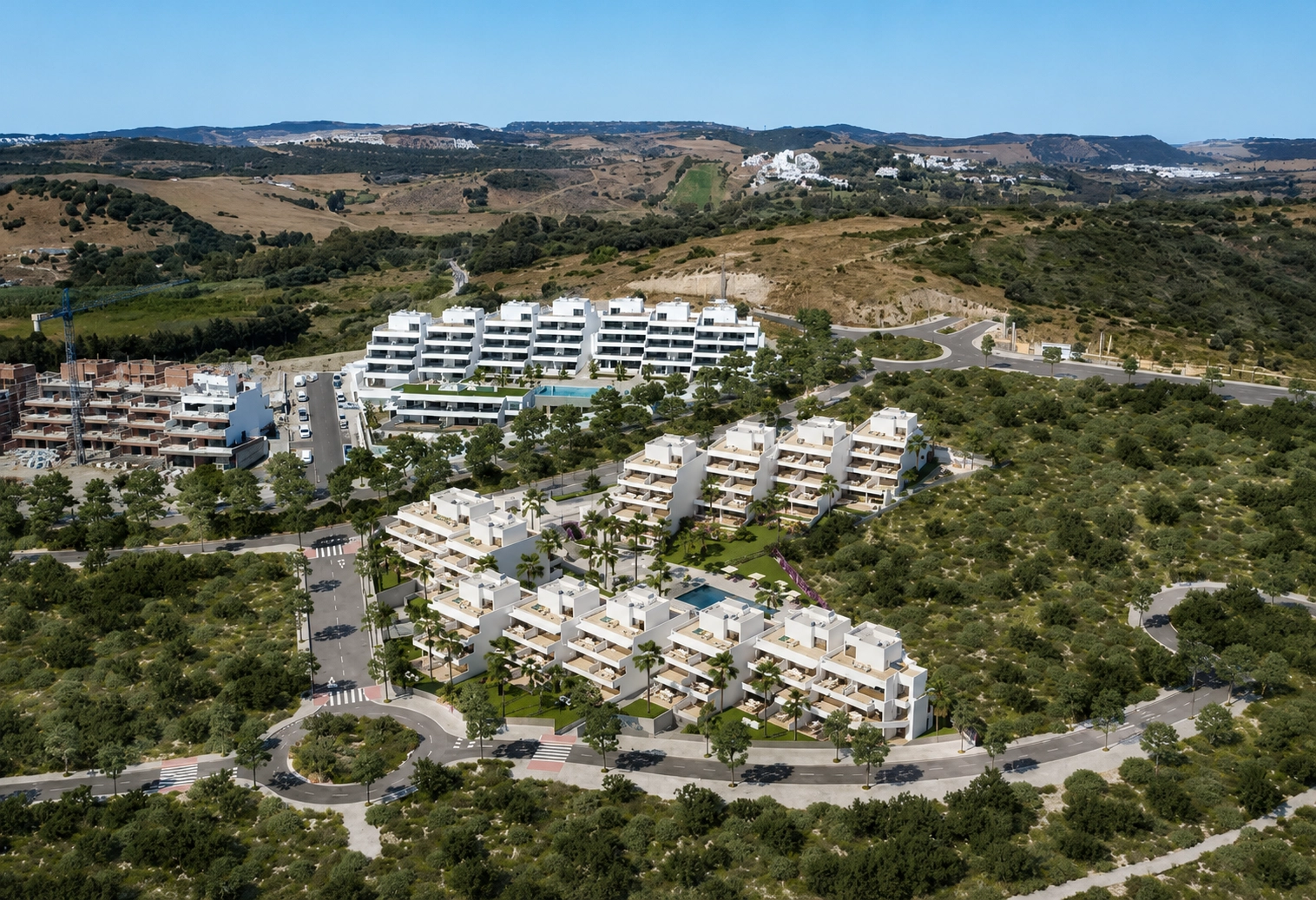 Et luftfoto av utbyggingen, som viser dens moderne arkitektur og integrasjon med det naturlige landskapet på Costa del Sol.