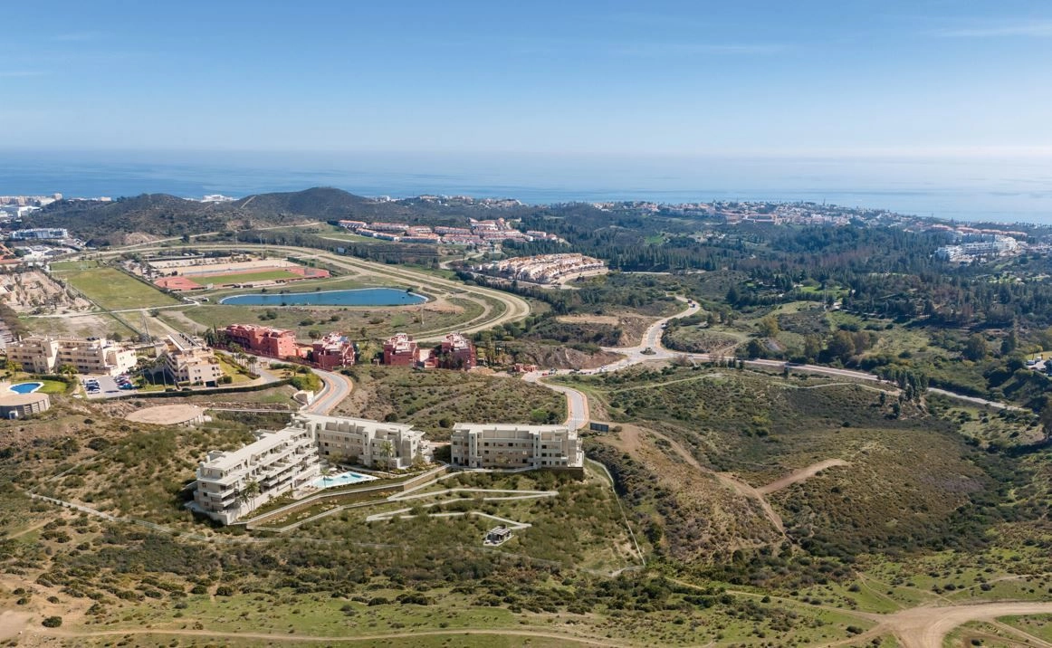 Et flyfoto som viser utbyggingens førsteklasses beliggenhet i Mijas, nær sjøen og lokale fasiliteter.