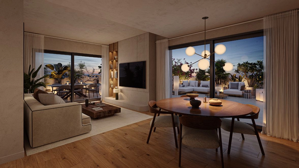 Elegante oppholdsrom flyter sømløst ut på terrassen, fylt med naturlig middelhavslys.