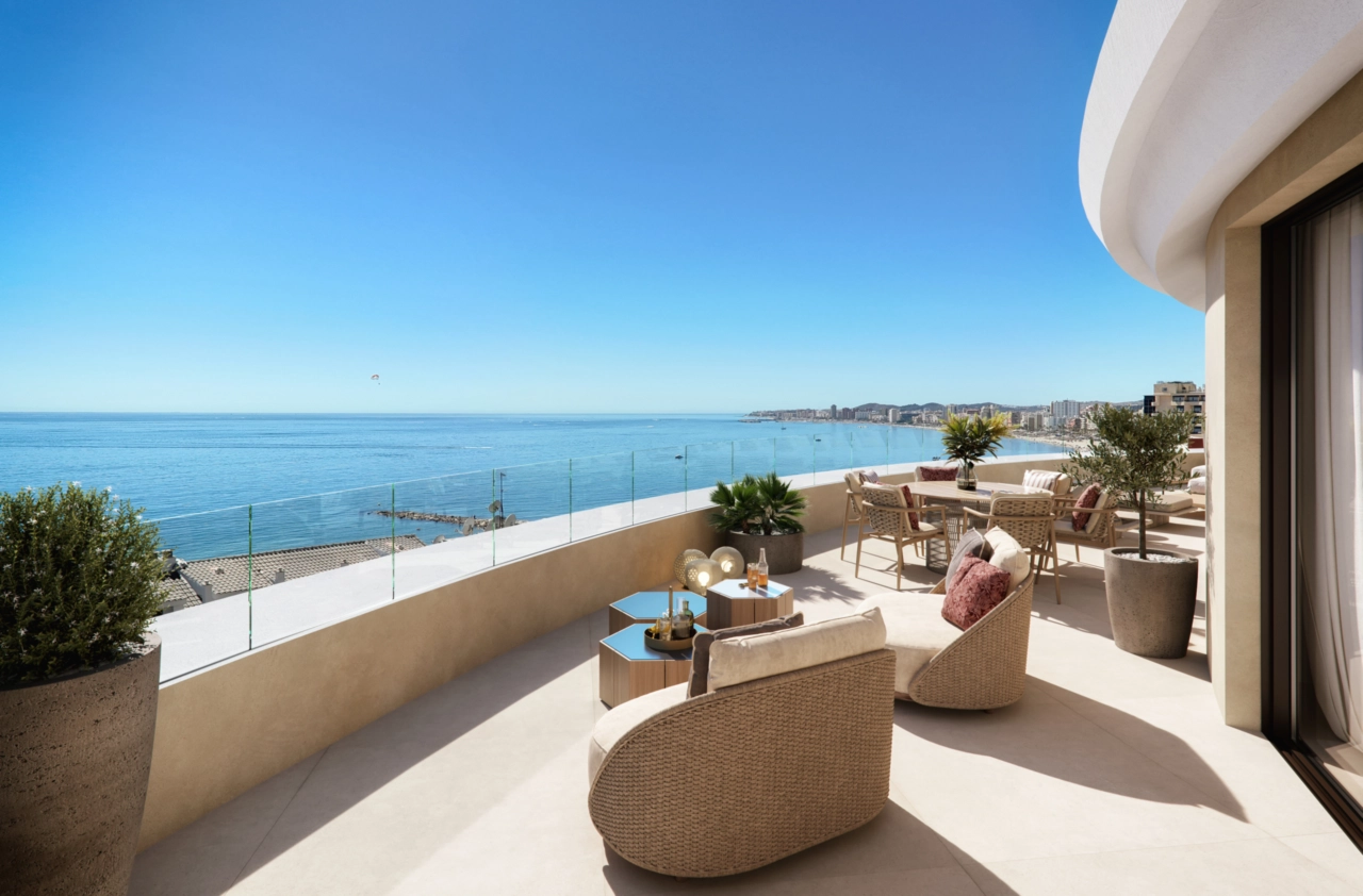En romslig terrasse som tilbyr fantastisk panoramautsikt over Middelhavet og Costa del Sol-kystlinjen.