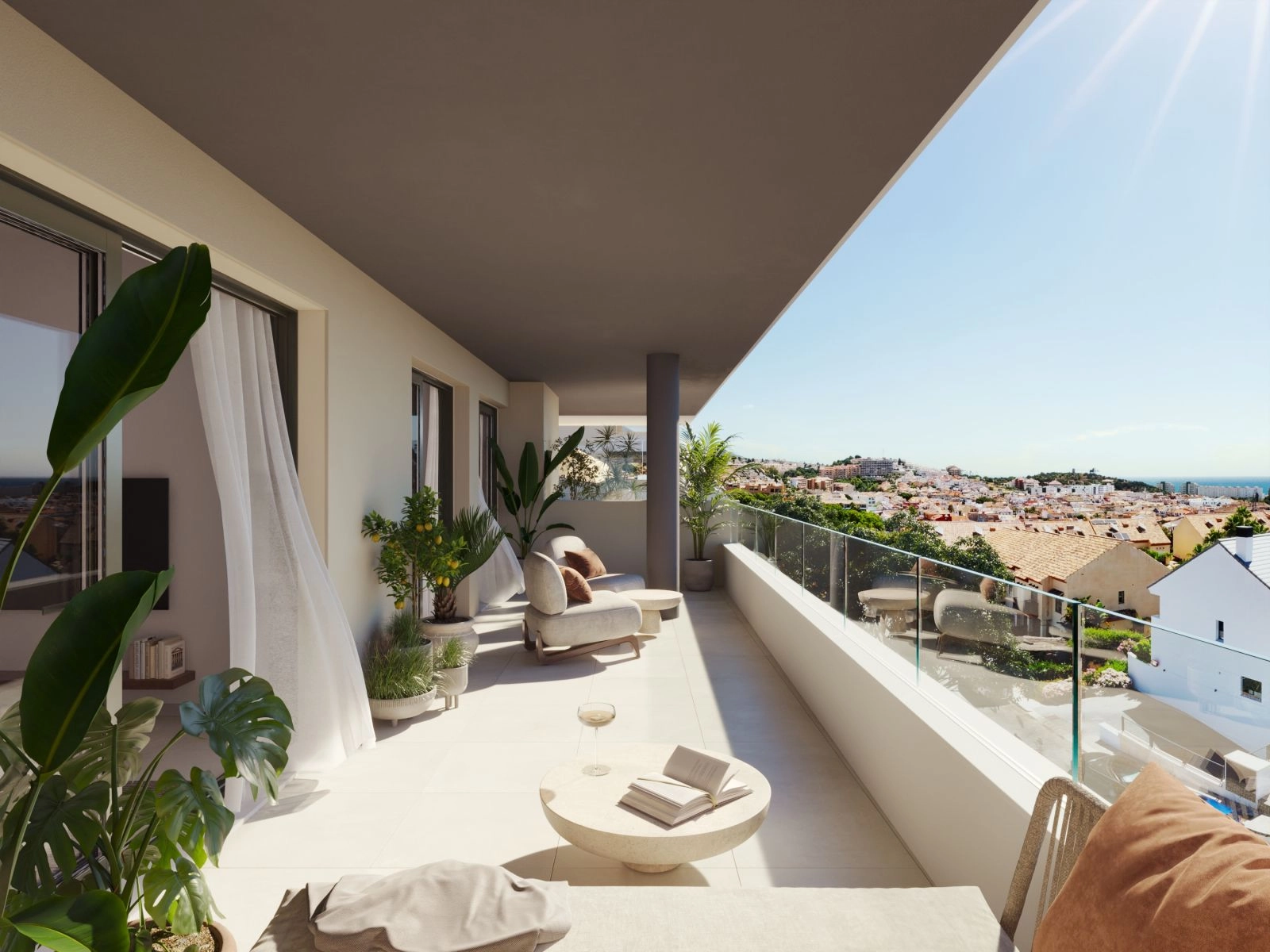 Romslige private terrasser tilbyr fantastisk utsikt over Fuengirola og Middelhavet.
