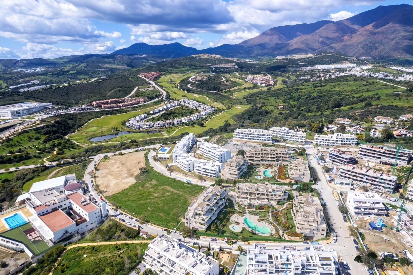 Prosjektet ligger i et grønt landskap med utsikt over de omkringliggende åsene og nærliggende golfbaner.