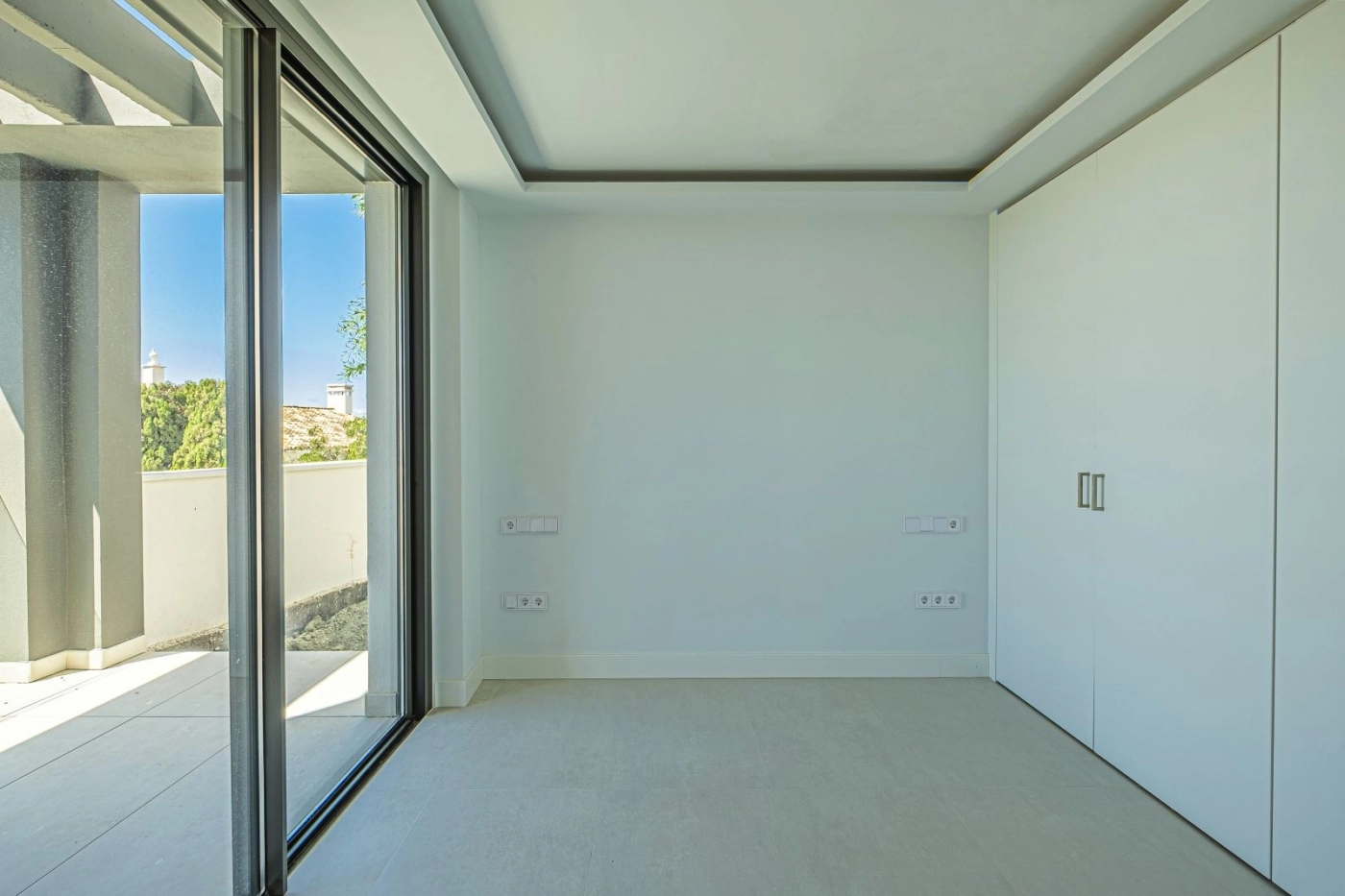 Hvert soverom er designet for komfort, med god plass, naturlig lys og tilgang til terrasser.