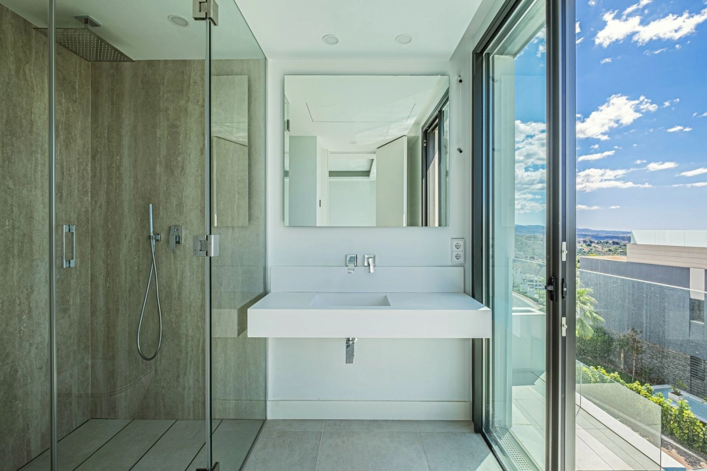 Elegante, moderne bad har materialer av høy kvalitet og moderne design overalt.