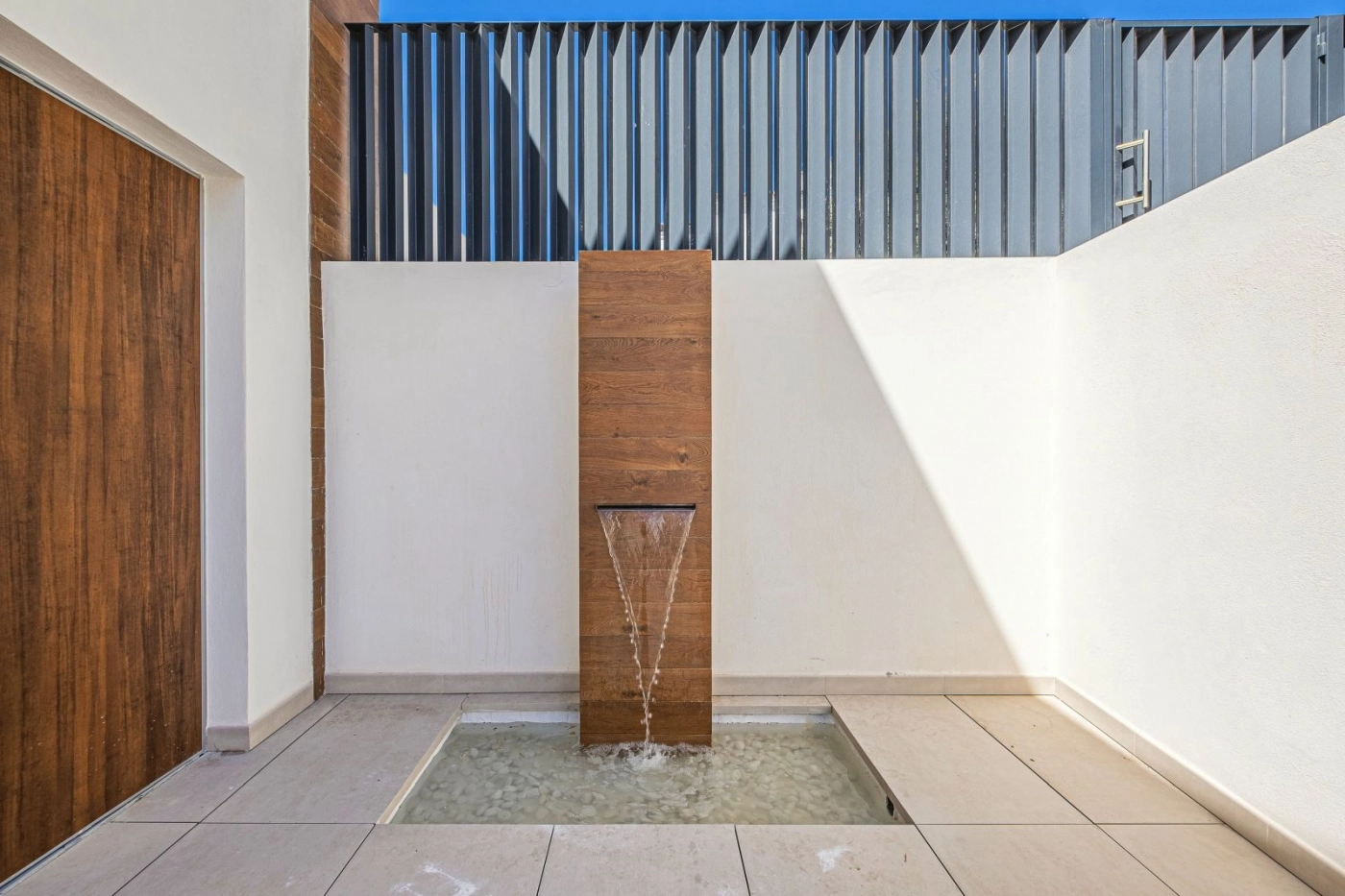 En rolig Zen-fontene ønsker deg velkommen ved inngangen, og skaper en følelse av fred og ankomst.