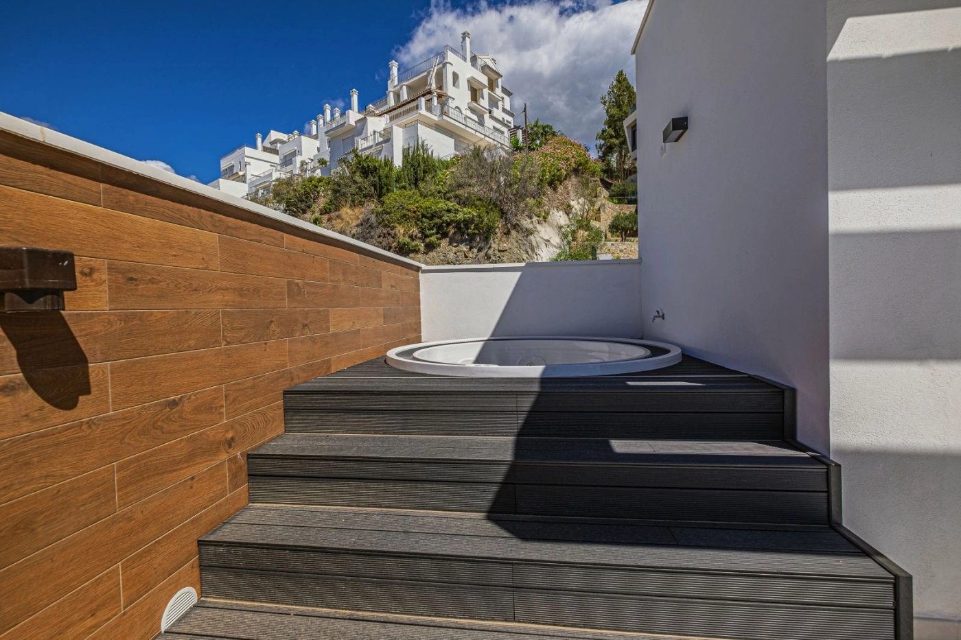 Slapp av i boblebadet på taket, et privat tilfluktssted med fantastiske naturomgivelser.