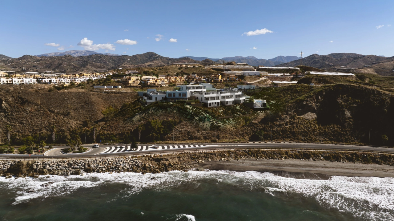 Boligfeltet er perfekt integrert i åssiden og tilbyr privatliv og storslått utsikt.