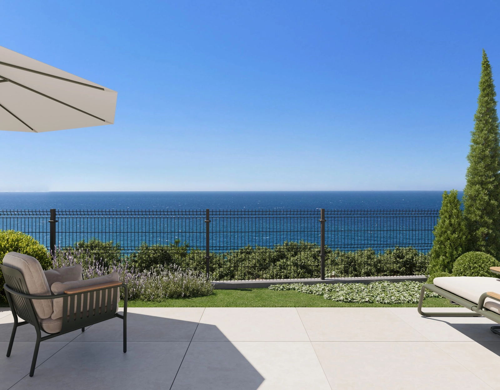 Et rolig hjørne i din private hage, omgitt av vakker beplantning med sjøen bakenfor.