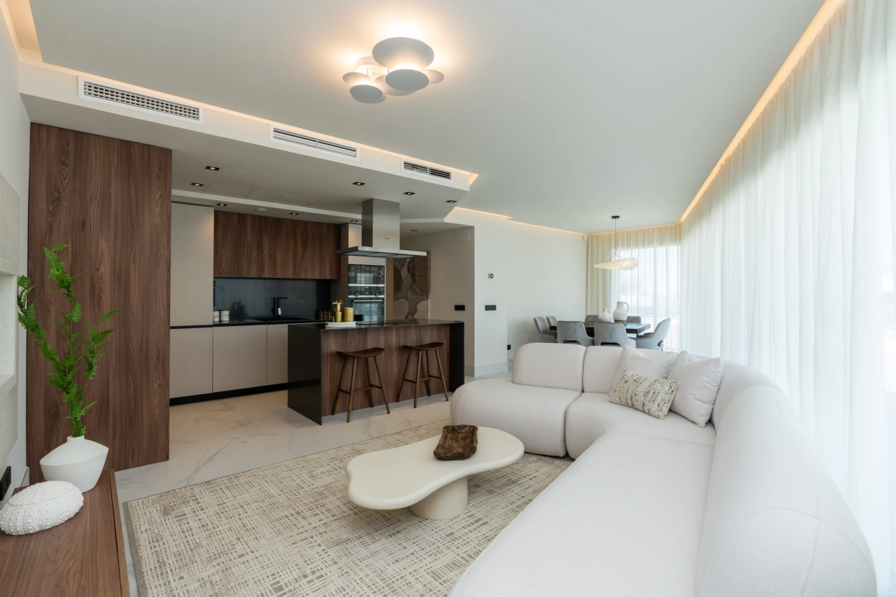 Moderne interiør har materialer av høy kvalitet og et design som maksimerer naturlig lys og rom.