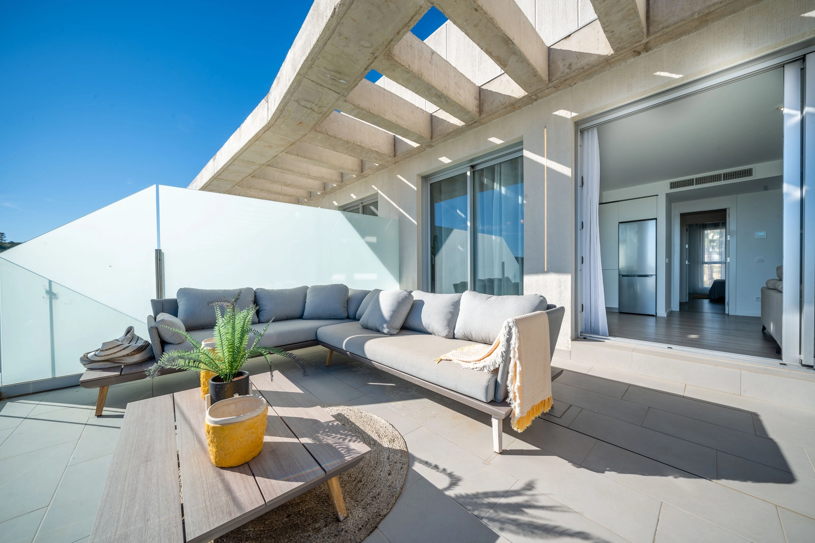 En sjenerøs privat terrasse, perfekt for avslapning, bespisning og for å nyte det fantastiske klimaet i Sør-Spania.