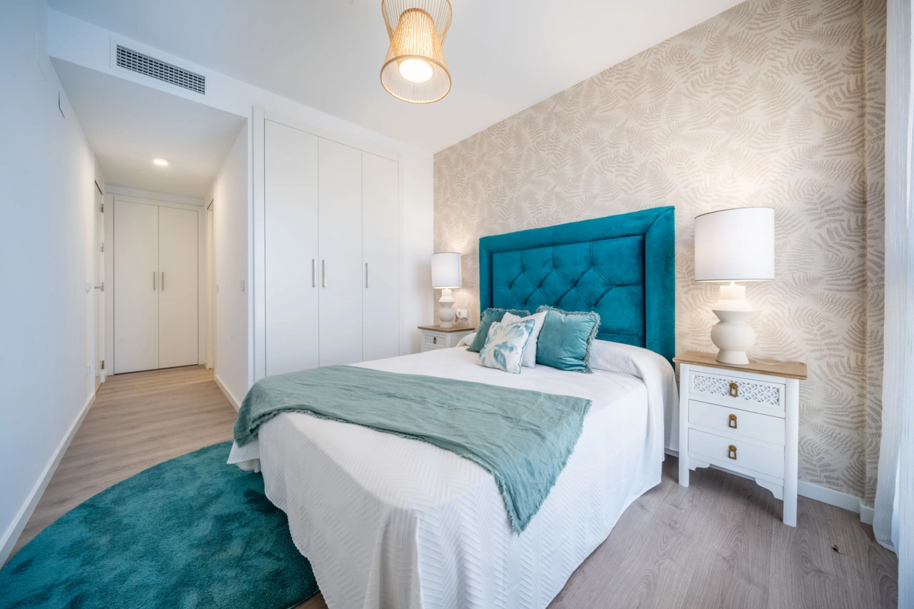 Hovedsoverommet tilbyr et rolig tilfluktssted, med elegant design og rikelig med naturlig lys.