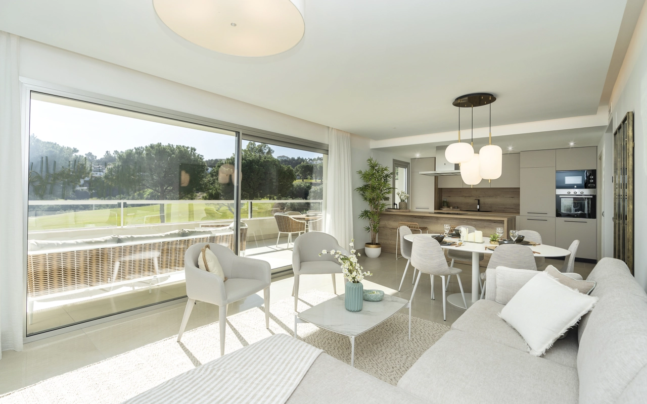 Solskinn fyller den åpne stue- og spisestuen, og skaper et lyst og innbydende rom for avslapning og underholdning.