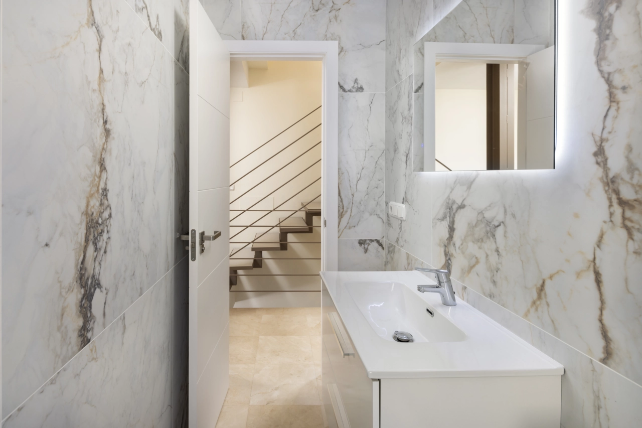 Et moderne gjestebad med stilige fliser og kvalitetsutstyr.