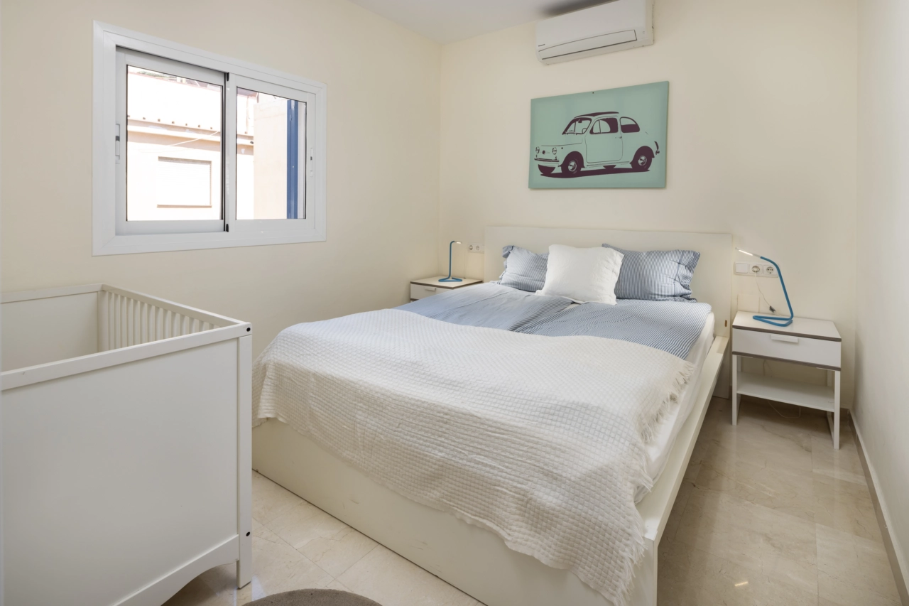 Dette lyse og innbydende soverommet er perfekt for familie eller gjester.