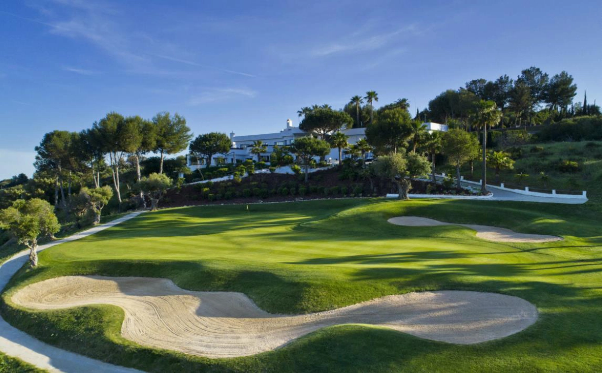 Det prestisjetunge Estepona Golf klubbhus, bare en kort spasertur fra leiligheten din, med velstelte greener som bakteppe.