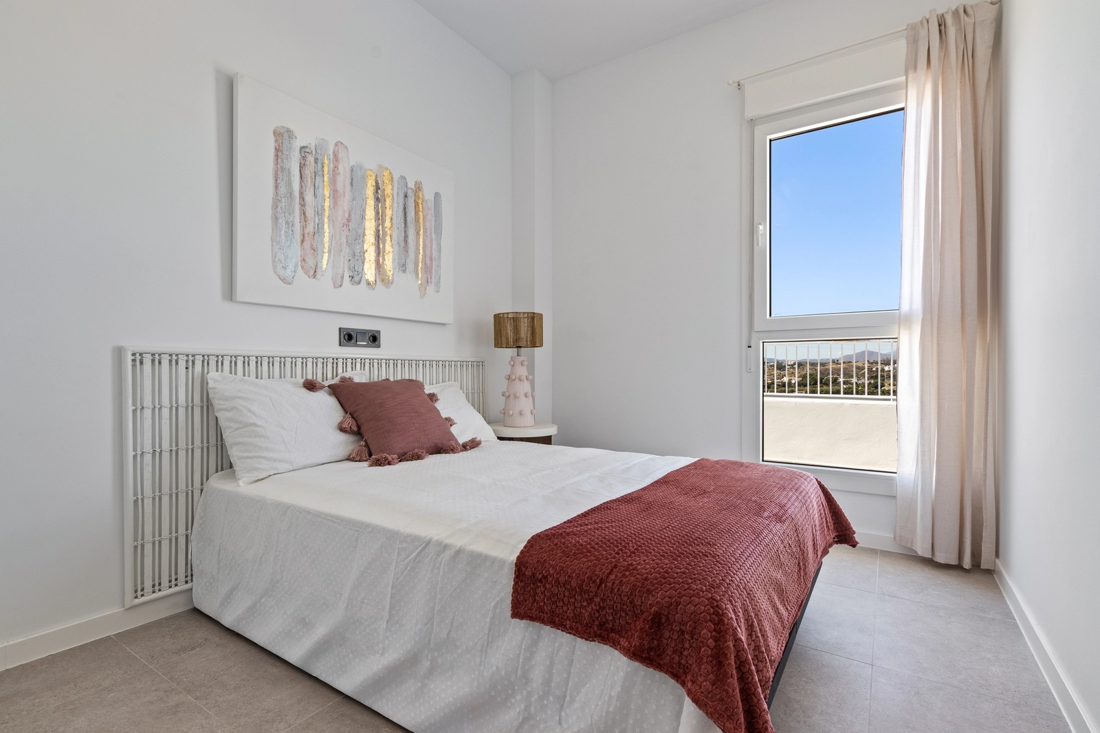 Gjesterommene er lyse og romslige, og tilbyr komfort og behagelig utsikt for familie og besøkende.