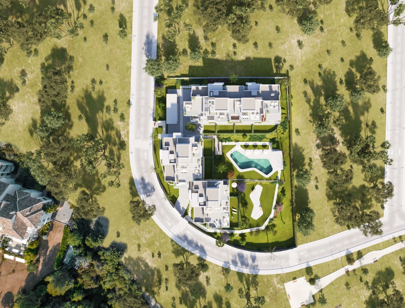 En oversiktsbilde av eiendommen, som fremhever den romslige planløsningen, bassenget og private grøntområder.