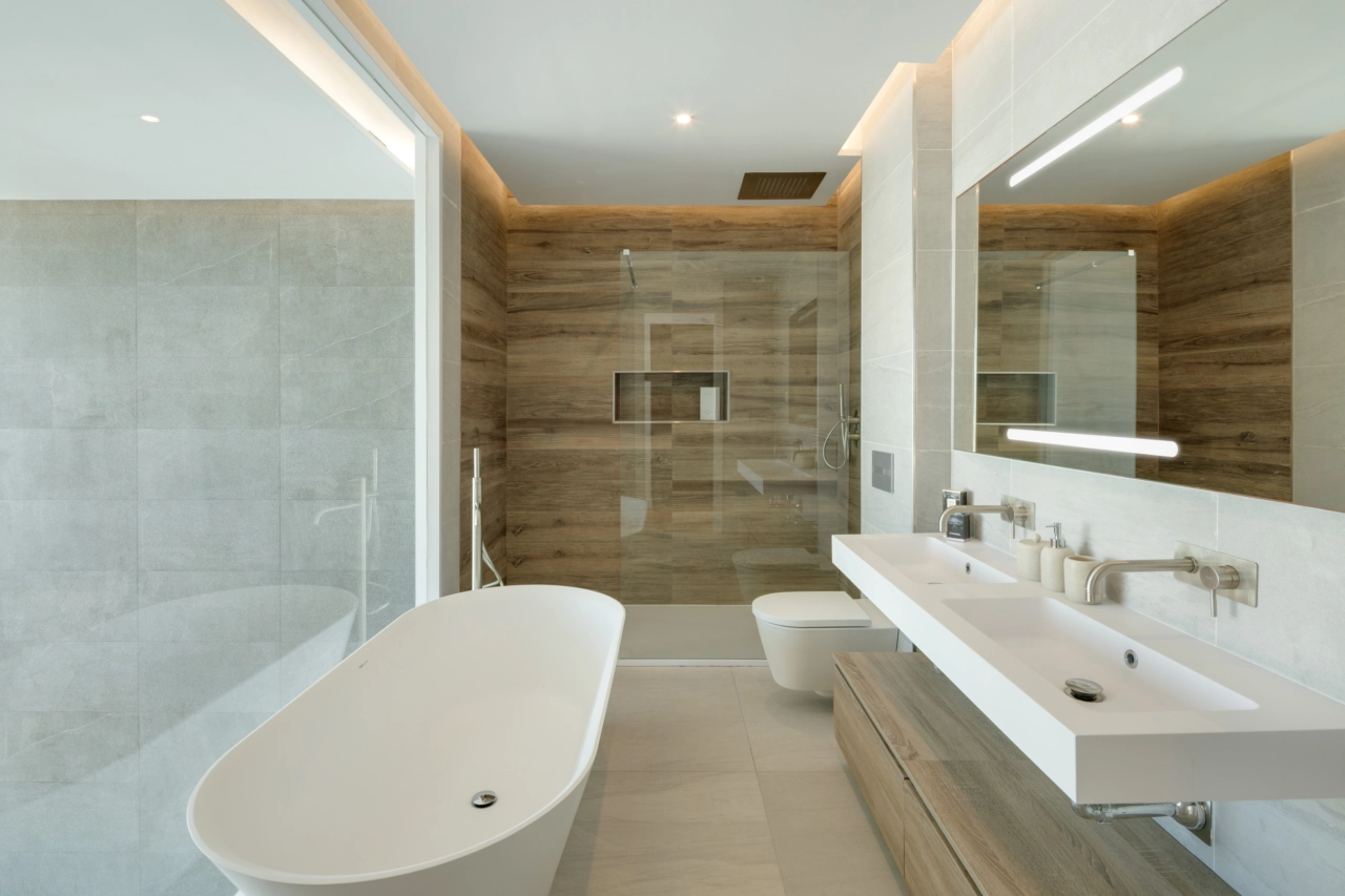 Et luksuriøst hovedbad med frittstående badekar og førsteklasses overflater for en spa-lignende opplevelse.