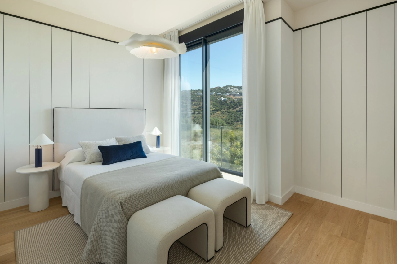 Et komfortabelt gjestesoverom som tilbyr rolig utsikt over det omkringliggende grønne landskapet.