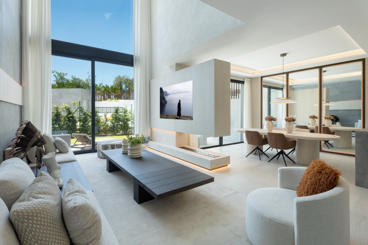 Et åpent design forbinder stuen og spisestuen, ideelt for moderne familieliv og underholdning.