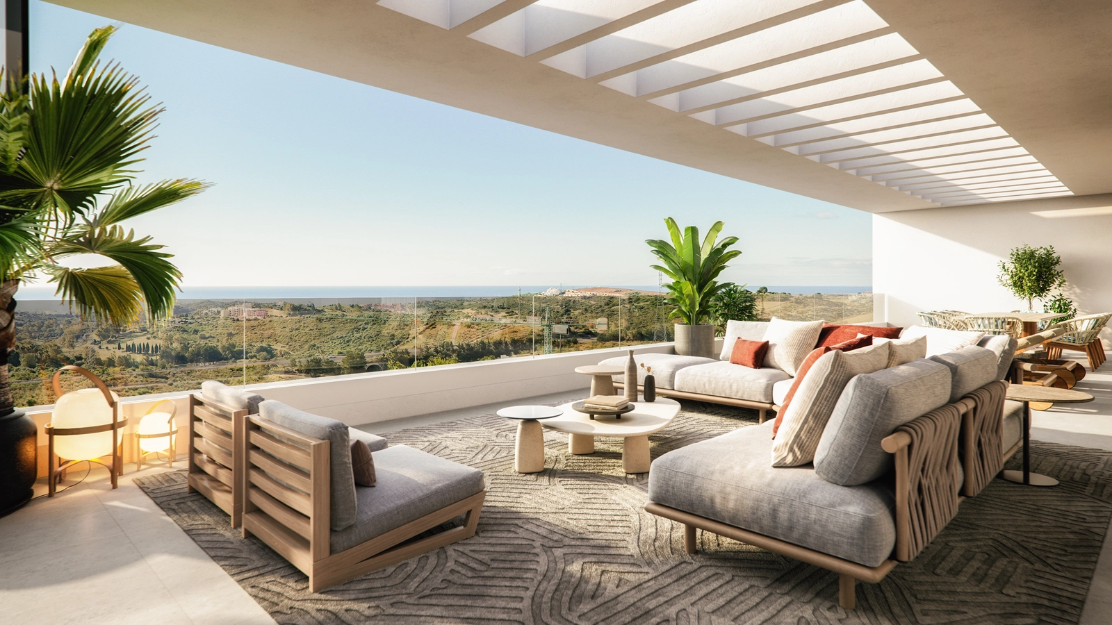 Romslige private terrasser tilbyr panoramautsikt over Middelhavskysten.